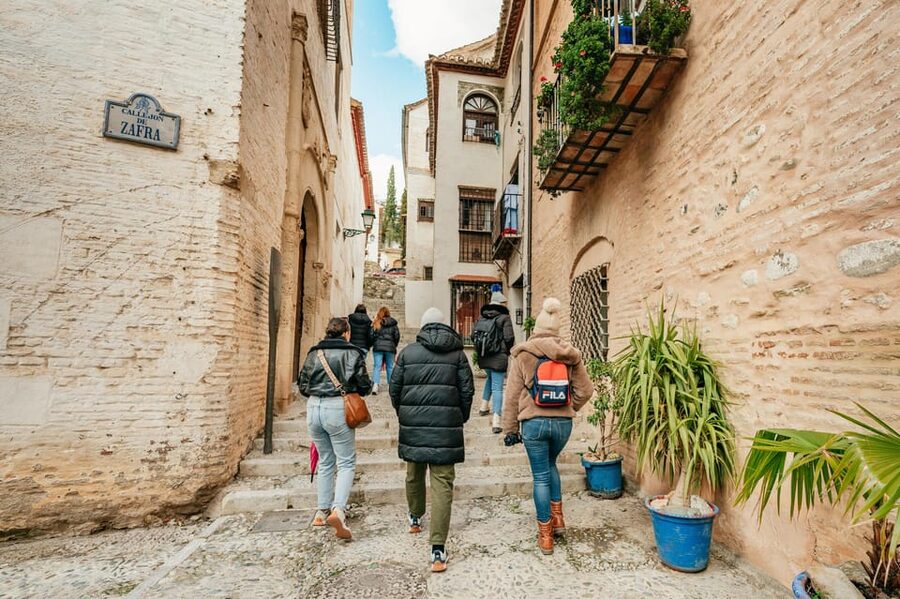Granada: Albaicín and Sacromonte Guided Sunset Walking Tour - Mezquita Mayor de Granada Stop: Connecting the Dots Beyond the Famous Sights