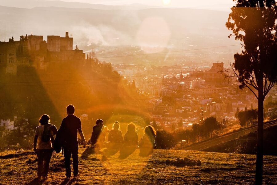 Granada: Albaicín and Sacromonte Guided Sunset Walking Tour - Sacromonte Quarter: Viewpoints, Flamenco Roots, and Cave-Home Atmosphere