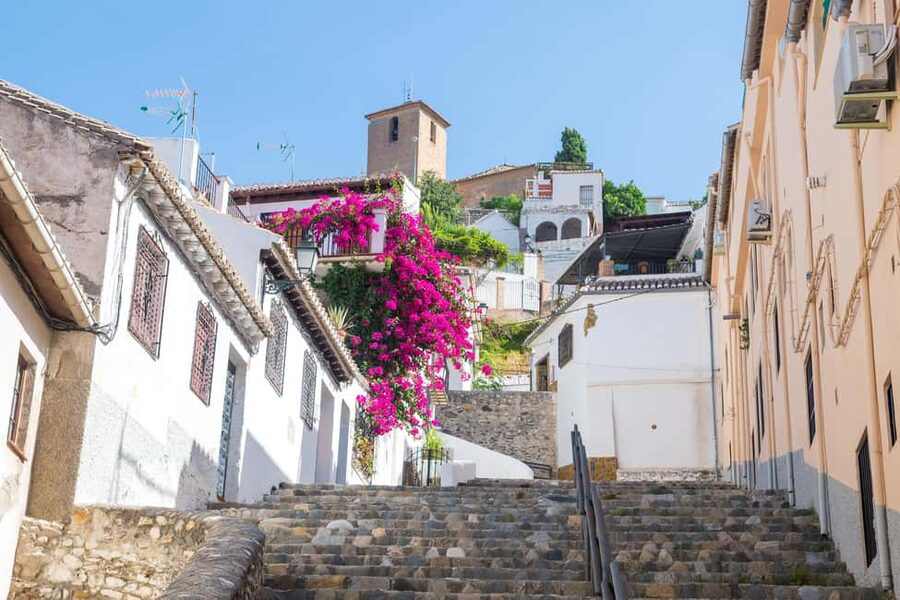 Granada: Albaicín and Sacromonte Guided Walking Tour - Who should book this walk, and who should skip it