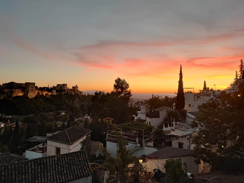 Granada: Albaicín and Sacromonte Sunset Tour & Flamenco Show - Albaicín with a guide: viewpoints plus the medieval human story