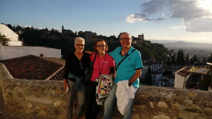 Granada: Albaicín, Sacromonte & Museum of Caves Walking Tour - The Sacromonte cave neighborhood: quick photo moments, big atmosphere
