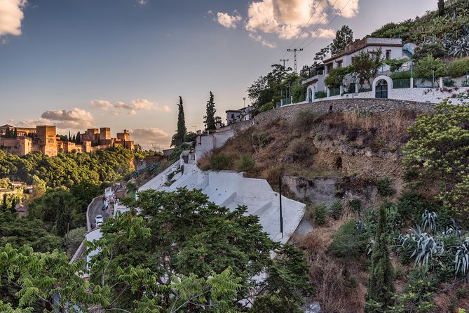 Granada: Alhambra, Albaicin and Sacromonte Guided Tour - How It Feels as a Small-Group Guided Experience