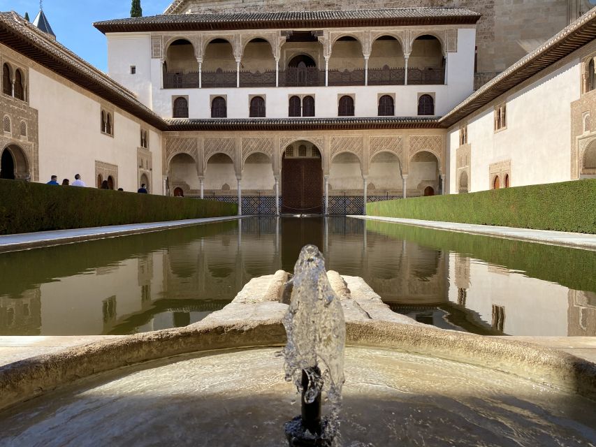 Granada: Alhambra, Alcazaba, and Generalife Private Tour - Price and value: $412 per group up to 2