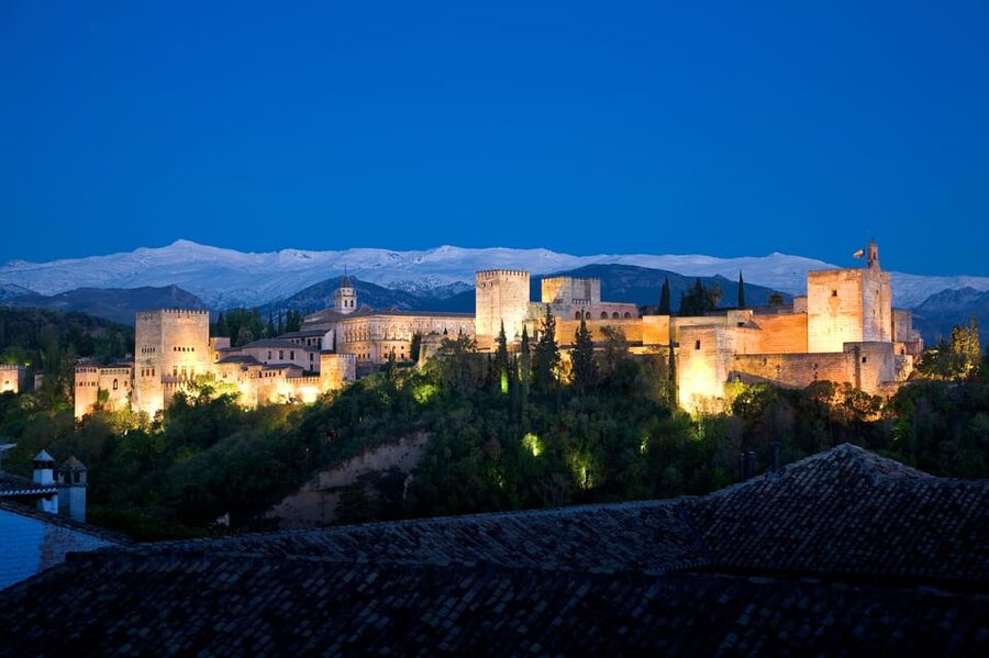 Granada: Alhambra, Alcazaba, and Nasrid Palaces Tour - Charles V Renaissance Palace: Walking the Old Medina to a Different World
