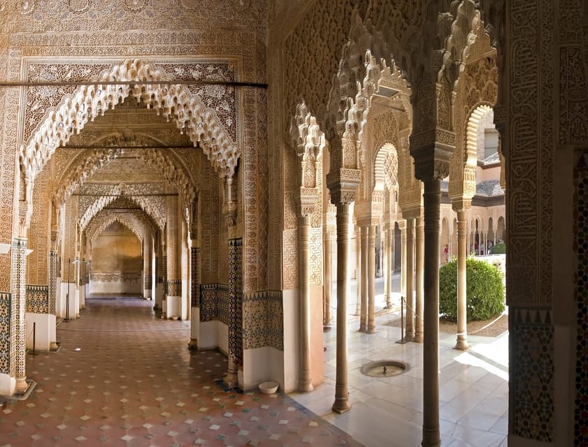 Granada: Alhambra and Albaicín Small Group Tour - Generalife Gardens: 45 minutes of shade, water, and perspective