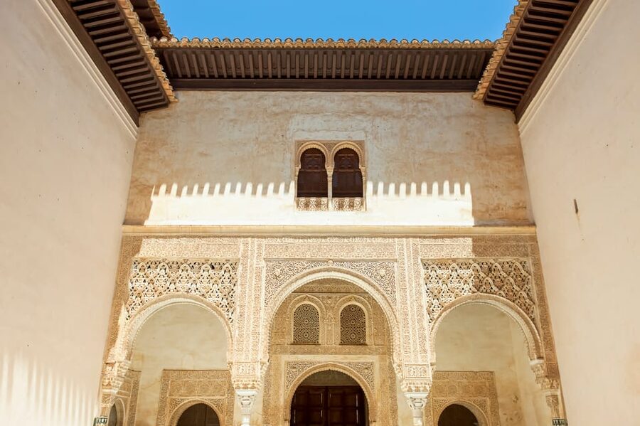 Granada: Alhambra and Albaicín Small Group Tour - Albaicín at dusk: cobblestones, balcony flowers, and fortress views