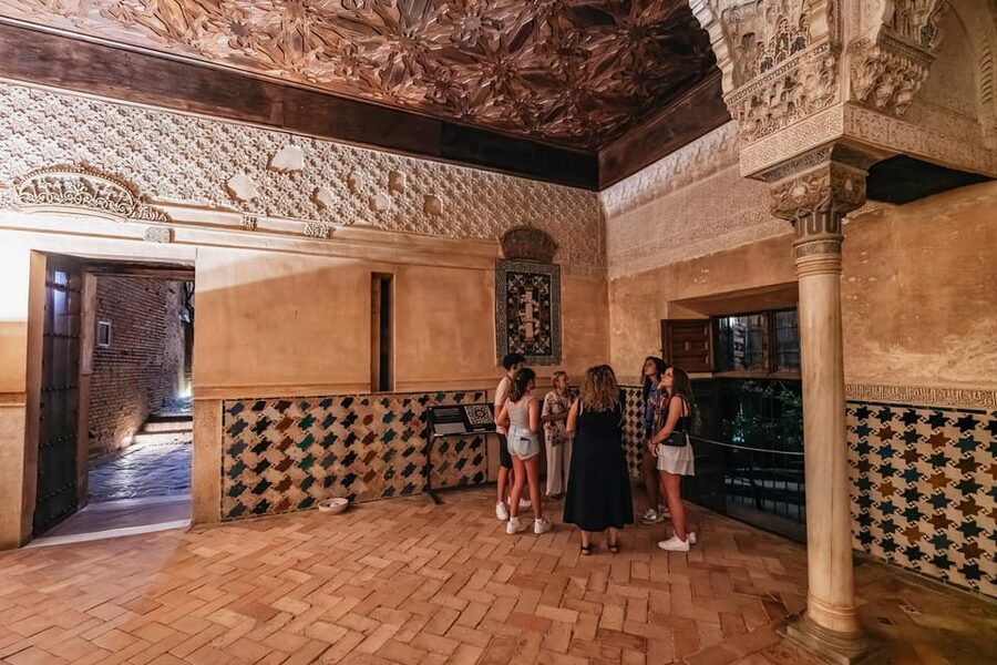 Granada: Alhambra and Nasrid Palaces Guided Tour at Night - From Puerta de la Justicia to the Calm Grounds After Dark