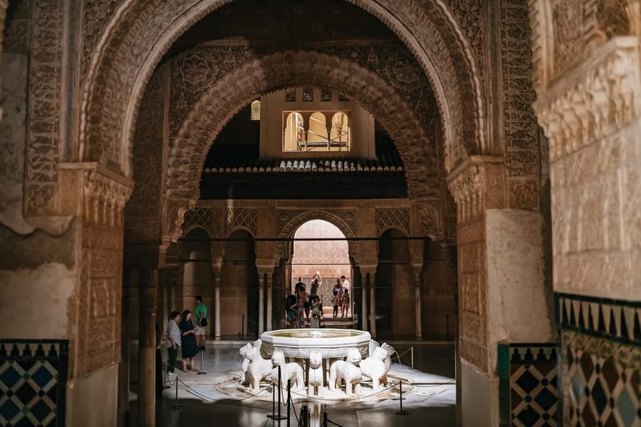 Granada: Alhambra and Nasrid Palaces Guided Tour at Night - Who This Night Tour Is Best For