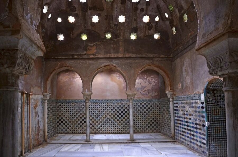 Granada: Alhambra and Nasrid Palaces Private Tour - Why the Alhambra works best with a guide at your side