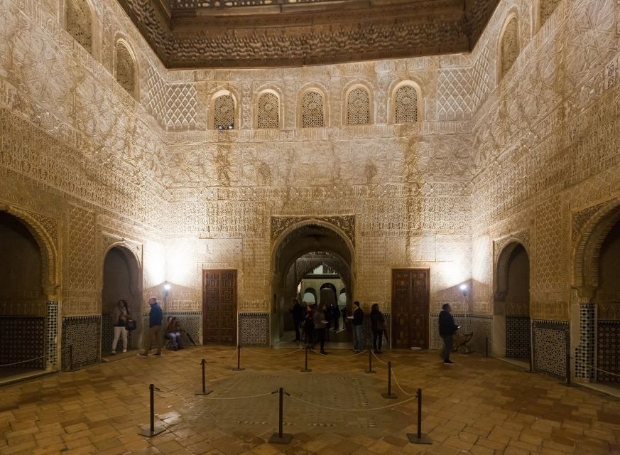 Granada: Alhambra and Nasrid Palaces Private Tour - Alcazaba: the fort feeling and the viewpoint payoff