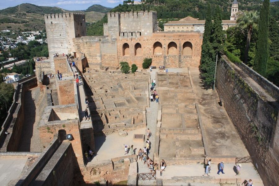 Granada: Alhambra and Nasrid Palaces Small Guided Tour - Alcazaba fortress: the earlier layer that gives you perspective