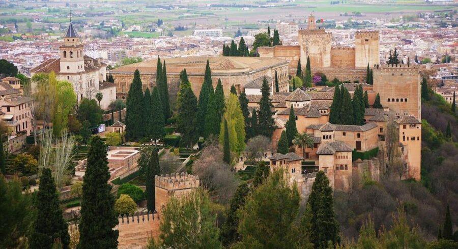 Granada: Alhambra and Nasrid Palaces Small Guided Tour - Group size and guide style: private vs small group pace