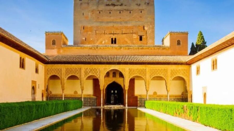 Granada: Alhambra and Nasrid Palaces Tour without Tickets - Generalife gardens plus Alcazaba views over Granada