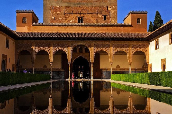 Granada: Alhambra Comlex + Nasrid Palaces + Alcazaba Guided Tour - Nasrid Palaces With a Guide: Where the Detail Actually Clicks