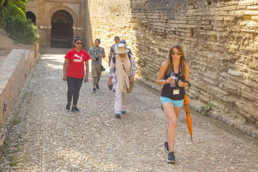 Granada: Alhambra Complex Guided Tour with Ticket - Generalife Gardens: A Cooler Pace and a Different Mood