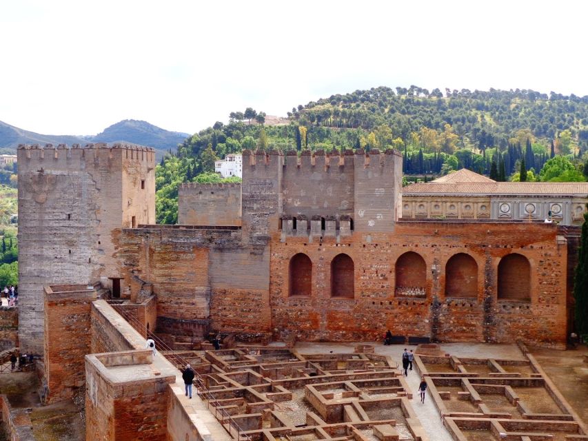 Granada: Alhambra Complex Guided Tour with Ticket - Headphones and Crowd Control: How to Hear the Guide Without Missing the Sights
