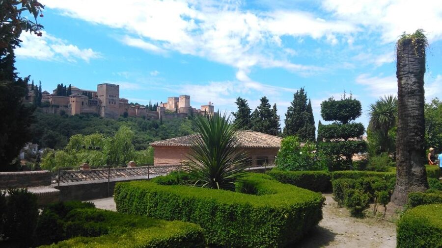 Granada: Alhambra Gardens, Generalife & Alcazaba Guided Tour - Guides, Audio, and How to Get the Most From the 2-Hour Pace