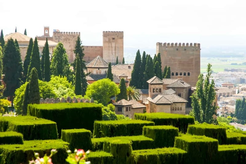 Granada: Alhambra & Gardens Tour w/Nasrid Palaces Option - Generalife Gardens: Summer Palace Mood and Why Timing Helps