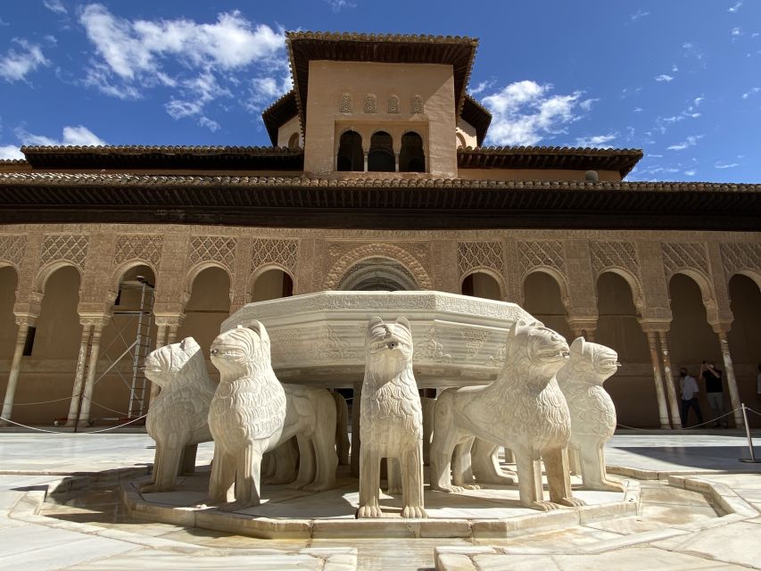 Granada: Alhambra & Generalife Fast-Track Guided Tour - Palace of Lions and the peak of Nazari art