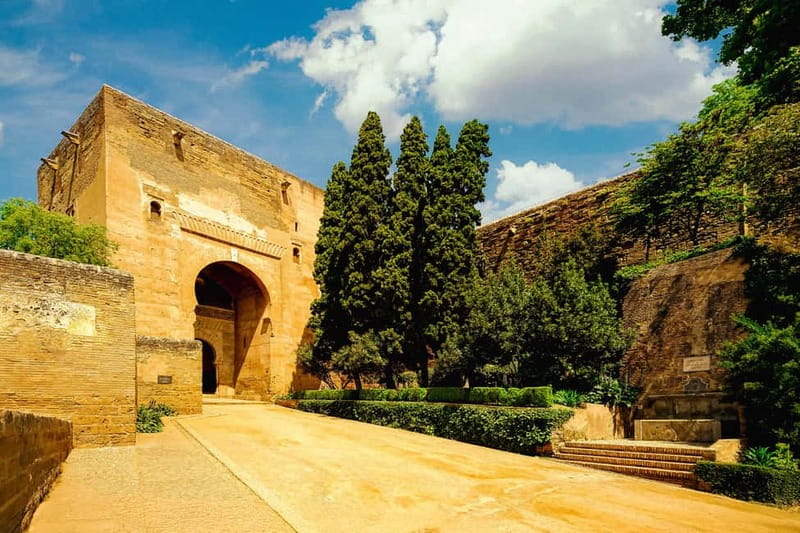 Granada: Alhambra, Generalife & Nasrid Palaces Guided Tour - Palace of Charles V: the Renaissance counterpoint you’ll notice fast