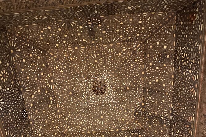 Granada Alhambra Group Tour includes Nazaries Palaces - What the group size and language option really means for your experience