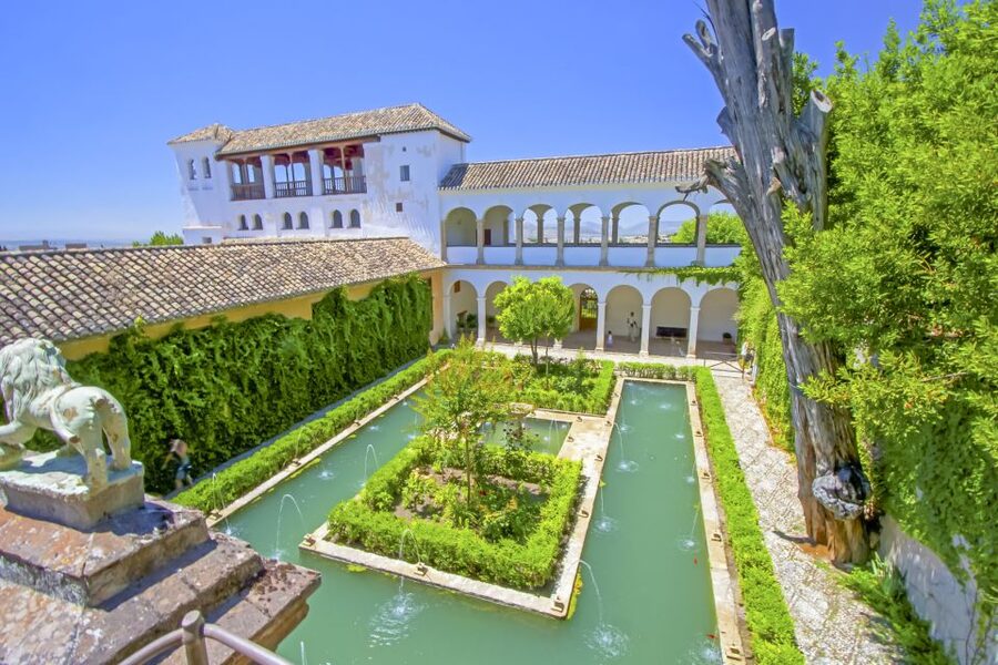 Granada: Alhambra Guided Tour and Arabian Bath and Massage - Alhambra plus the Hammam, in one tightly paced day