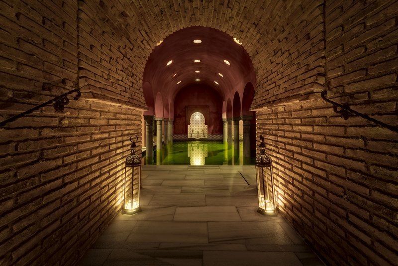 Granada: Alhambra Guided Tour and Arabian Bath and Massage - Generalife gardens: water engineering and cooling shade
