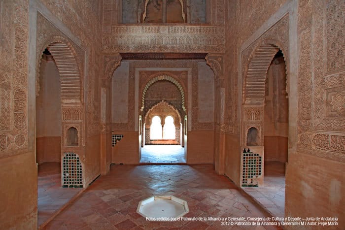 Granada: Alhambra Guided Tour and Flamenco Show - How the day actually runs: pickup, meeting points, and language