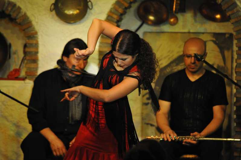 Granada: Alhambra Guided Tour and Flamenco Show - The included drink: a small detail that helps you settle in