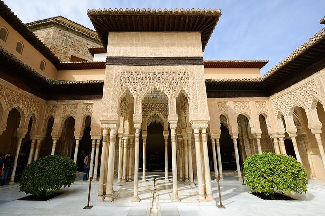 Granada: Alhambra Guided Tour including Nasrid Palaces - Stop 2: Generalife Gardens, the Nasrid Summer Retreat