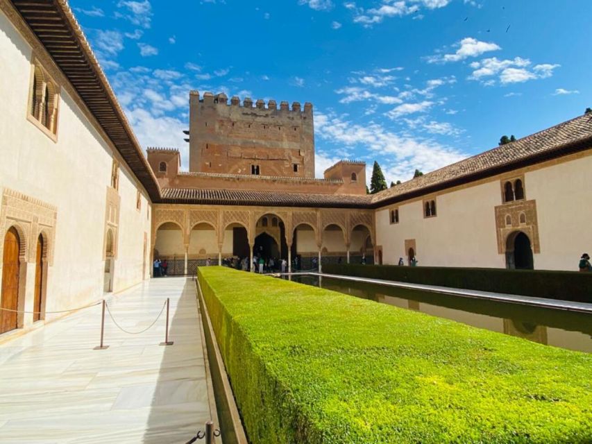 Granada: Alhambra Guided Tour with Nasrid Palaces - Meeting at Polinario Café Bar, and How to Show Up Right