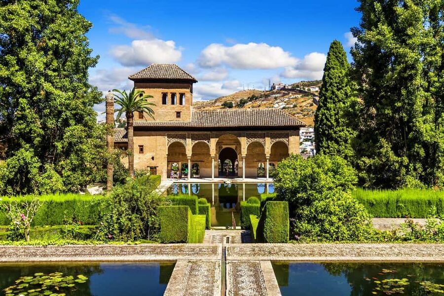 Granada: Alhambra Guided Tour with Nasrid Palaces & Gardens - Why this 3-hour Alhambra route makes sense