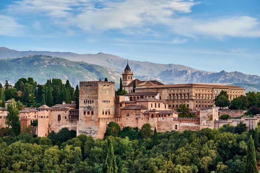 Granada: Alhambra Guided Tour with Nasrid Palaces & Gardens - Meeting the guide and starting strong at Alhambra
