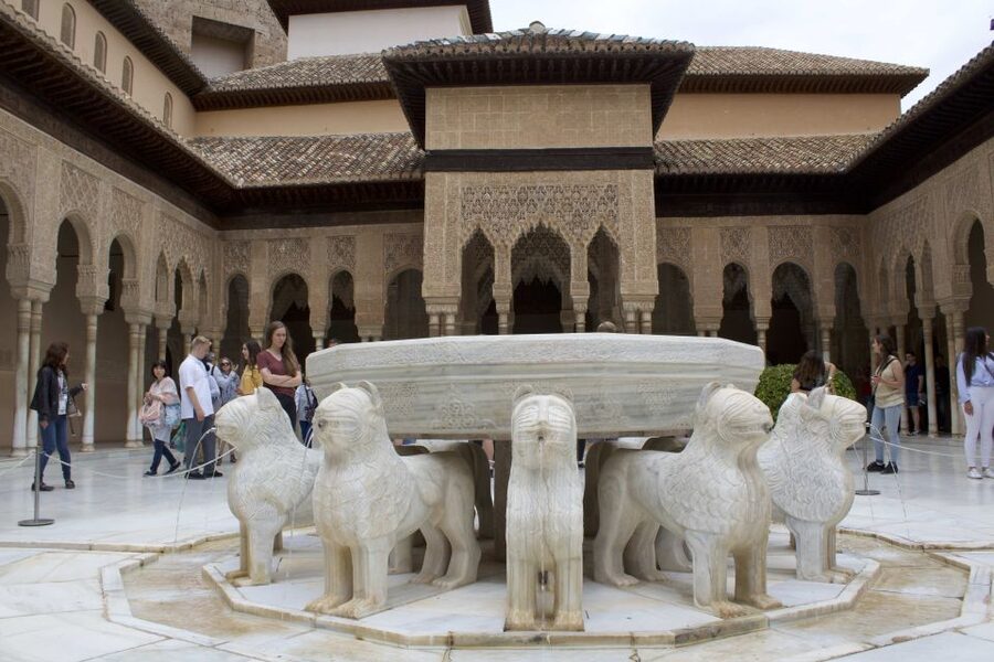 Granada: Alhambra Guided Tour with Nasrid Palaces - Generalife: Where the Alhambra Breathes Through Gardens and Water