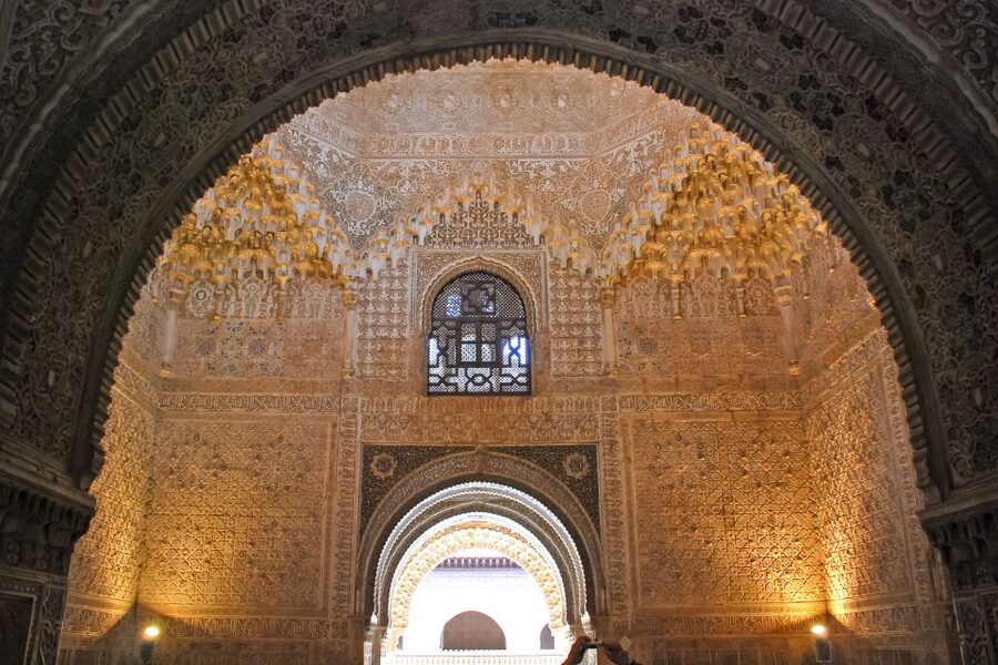 Granada: Alhambra, Nasrid, and Generalife Private Tour - Price and logistics: what you are actually paying for at $341