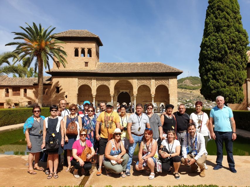 Granada: Alhambra, Nasrid Palaces, & Generalife Guided Tour - Finding the group at La Mimbre and avoiding the 15-minute deadline