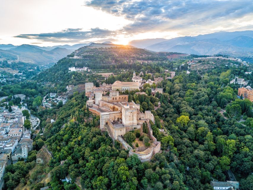 Granada: Alhambra & Nasrid Palaces Tour with Tickets - Why this 3-hour Alhambra format feels different