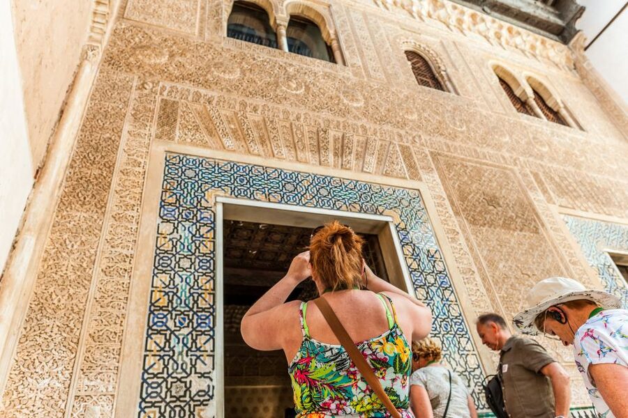 Granada: Alhambra & Nasrid Palaces Tour with Tickets - Nasrid Palaces: where the patios and tilework start making sense