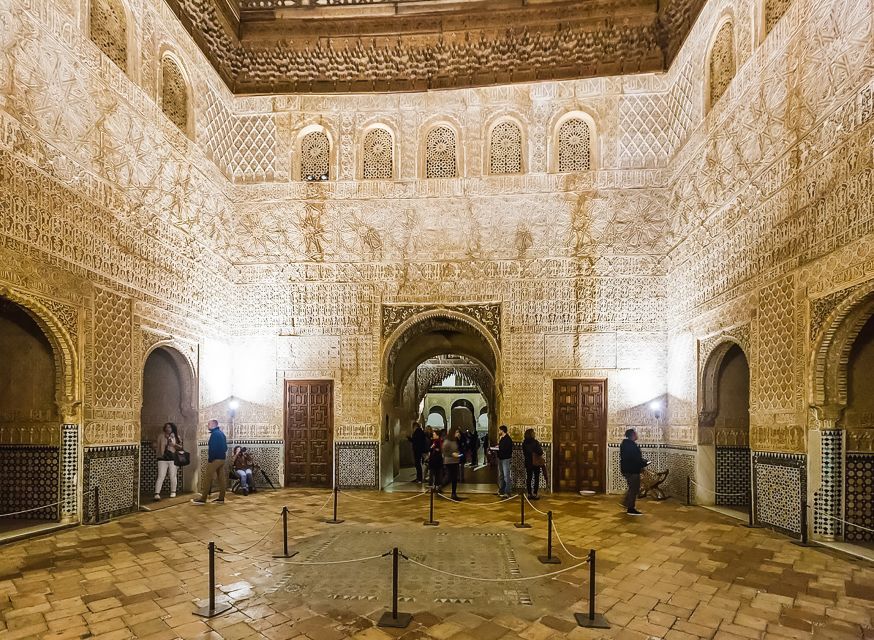 Granada: Alhambra & Nasrid Palaces Tour with Tickets - Palace of Charles V and the mosque baths area: how later layers fit
