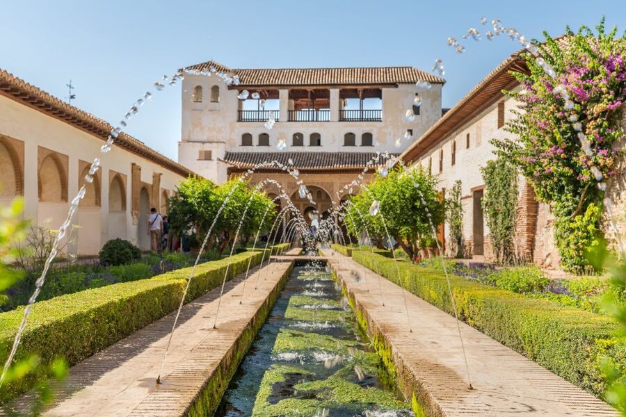Granada: Alhambra Ticket and Guided Tour with Nasrid Palaces - Nasrid Palaces: how to see the Patio de los Leones without feeling lost