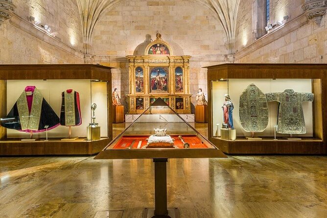 Granada: Cathedral and Royal Chapel Private tour with tickets - Alcaicería Lanes: The Arab Souk Turned Souvenir Maze