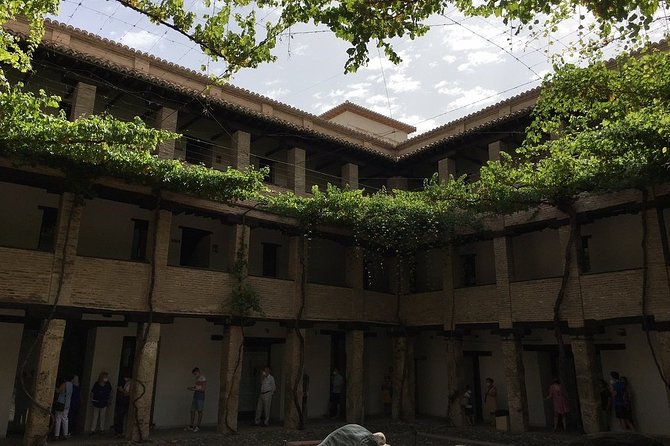 Granada: City center and Albaicin Private Tour - Albaicín uphill: Cármenes, hidden corners, and views of the Alhambra