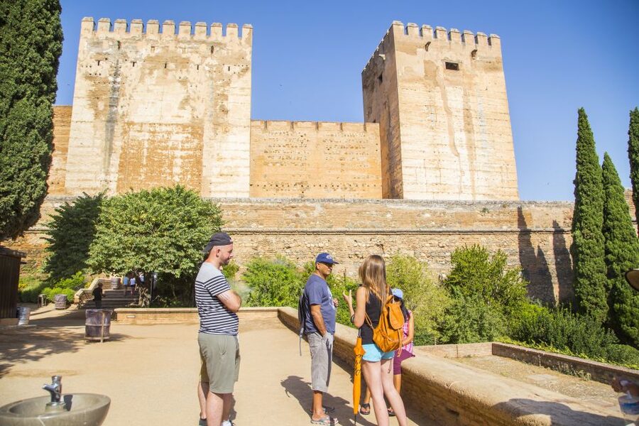 Granada: Combo Alhambra, Albaicín, and Sacromonte Tour - What a guided 3-hour Alhambra visit really buys you