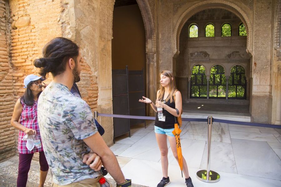 Granada: Combo Alhambra, Albaicín, and Sacromonte Tour - Getting your bearings at the 9:00 Alhambra meeting point