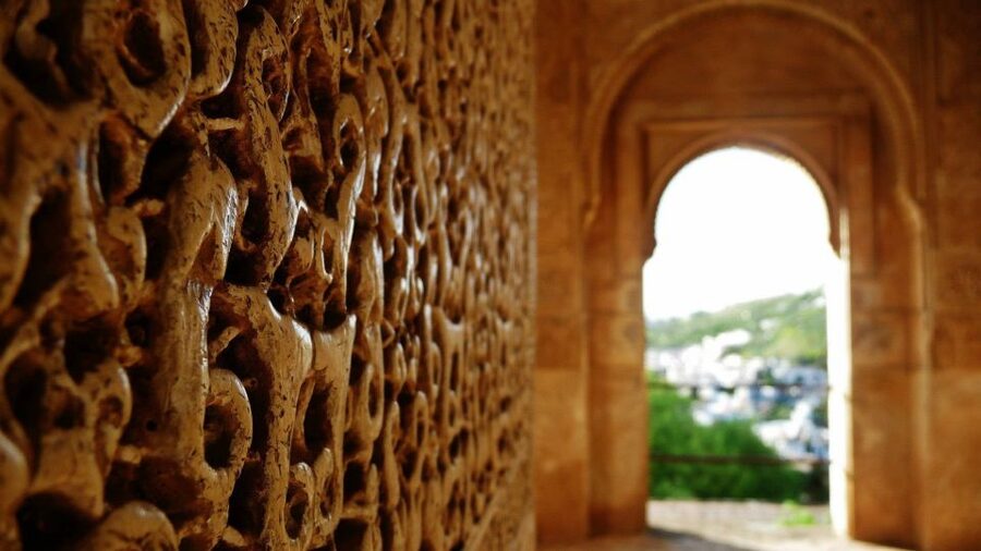 Granada: Fast-Track Alhambra & Nasrid Palaces Guided Tour - How the guide experience makes or breaks the day