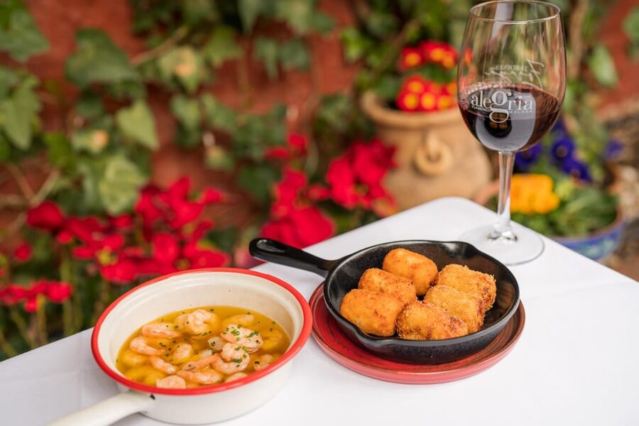 Granada: Flamenco Show with Dinner at Jardines de Zoraya - Jardines de Zoraya, the Albaycín, and Why This Location Matters