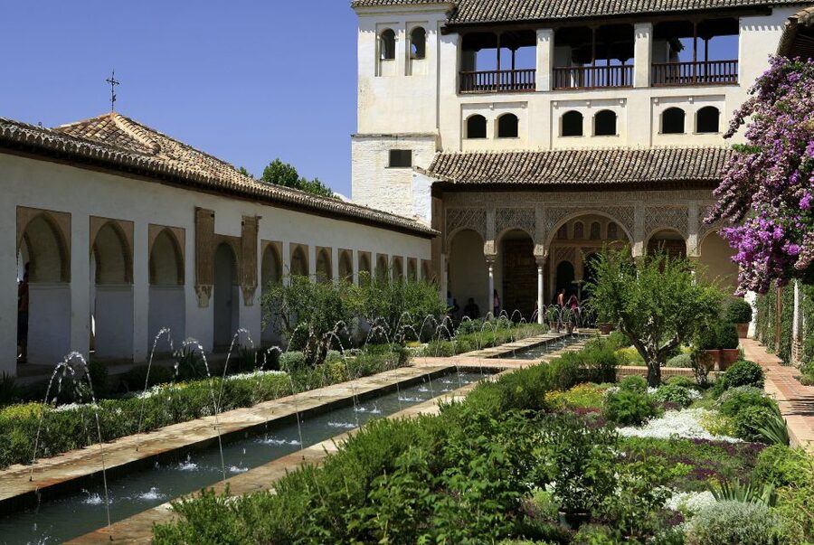 Granada Full Day: Alhambra General, Albayzin and Sacromonte - Albaicín walking tour: cobblestones, medieval vibes, and viewpoints