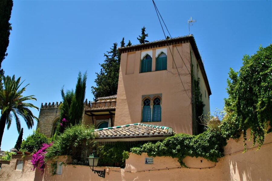 Granada: Gardens of Carmenes Guided Tour - Walking the Albaicín: what the streets add to the Cármenes