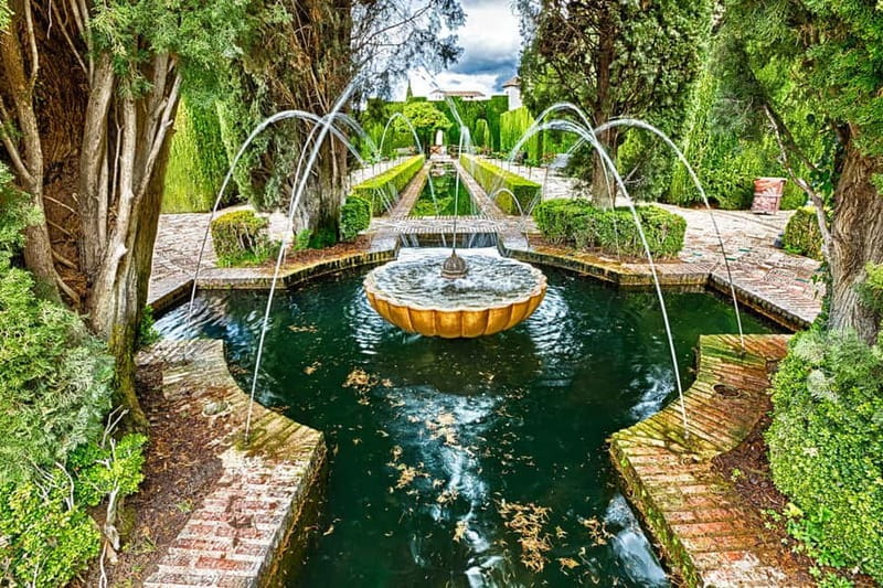 Granada: Gardens of the Alhambra and Generalife Regular Tour - Meeting with your guide and getting inside smoothly
