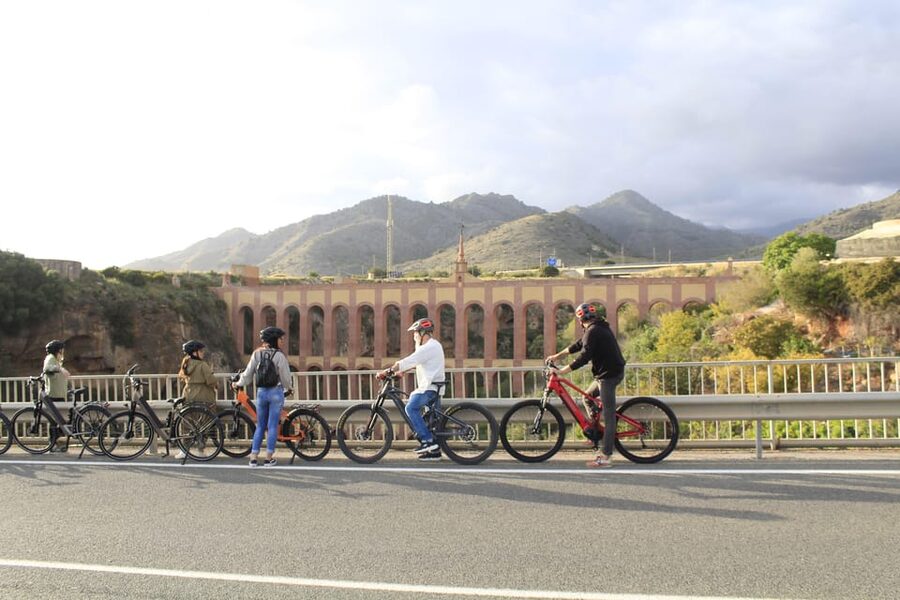 Granada Highlights by E-Bike: Albaicín & Sacromonte - Paseo de los Tristes: a quick stop that sets up the photos